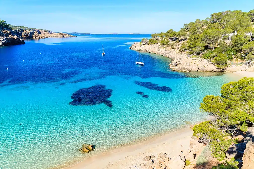 Cala Salada, Ibiza – kristalhelder blauw water